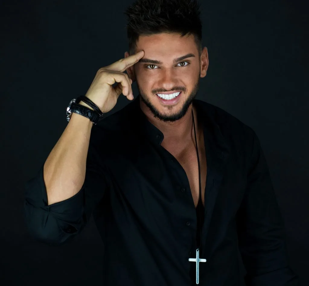 VIDEO/ Dorian Popa are fani și-n biserică: “Ne retragem, frumos, în curte, pentru poze”. Bunica l-a adus pe calea credinței