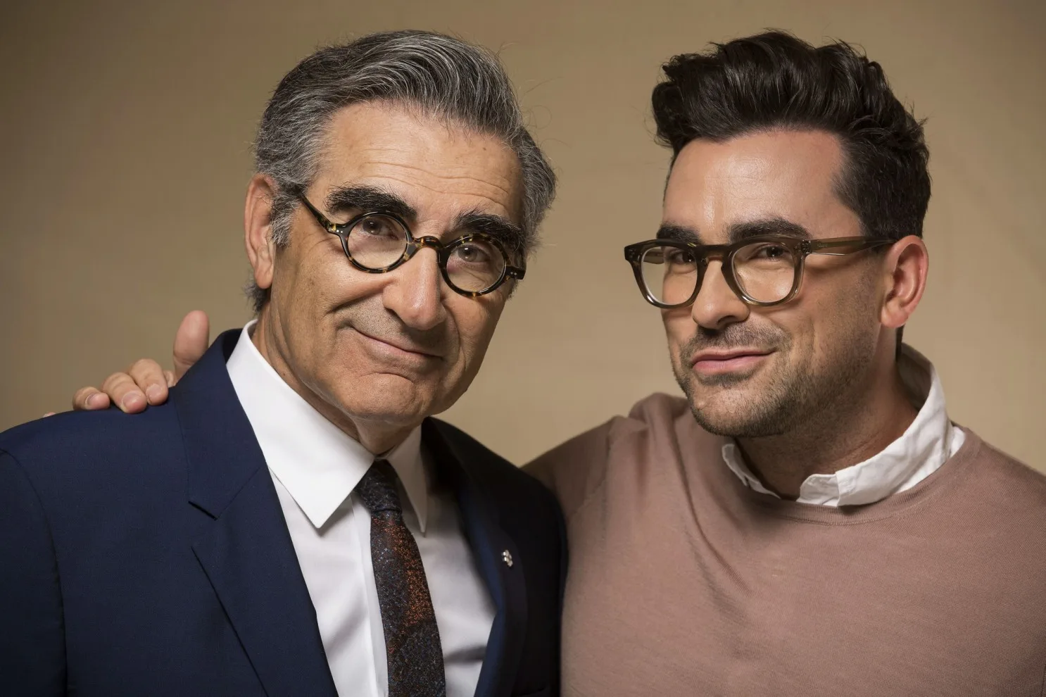Creatorul lui Schitt’s Creek, Dan Levy, critică „cenzura” sărutului între persoane de același sex