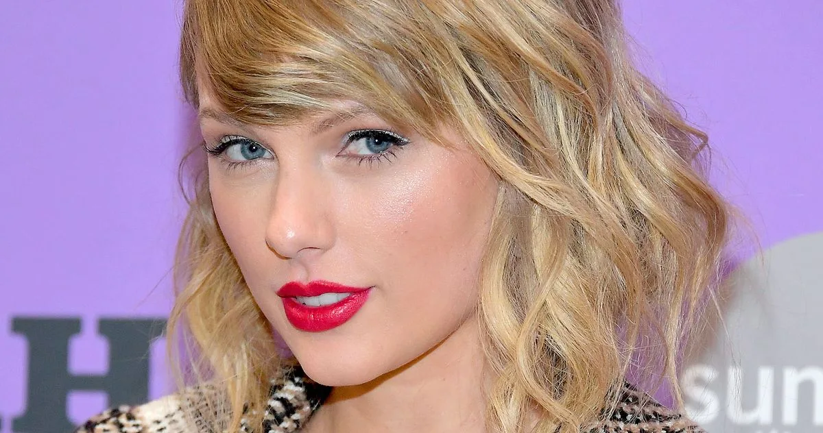 Taylor Swift oferă o scurtă privire asupra noilor reînregistrări pentru videoclipul melodiei „Love Story”