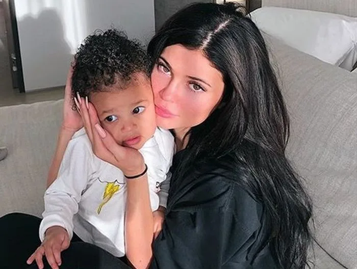 Fiica lui Kylie Jenner poartă geantă Hermes la 1 an. Accesoriul costă cât o mașină!