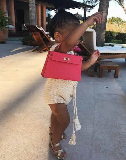 Fiica lui Kylie Jenner, o adevărată divă la vârsta de un an! Poartă deja geantă Hermes