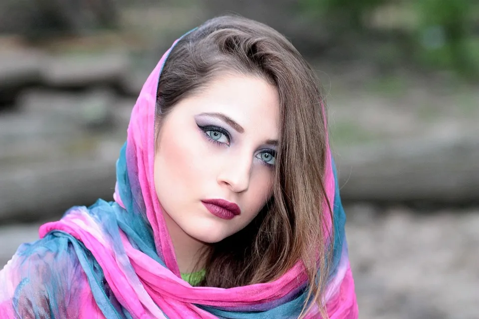 7 Modalități de accesorizare a eșarfei în păr pentru un look superb