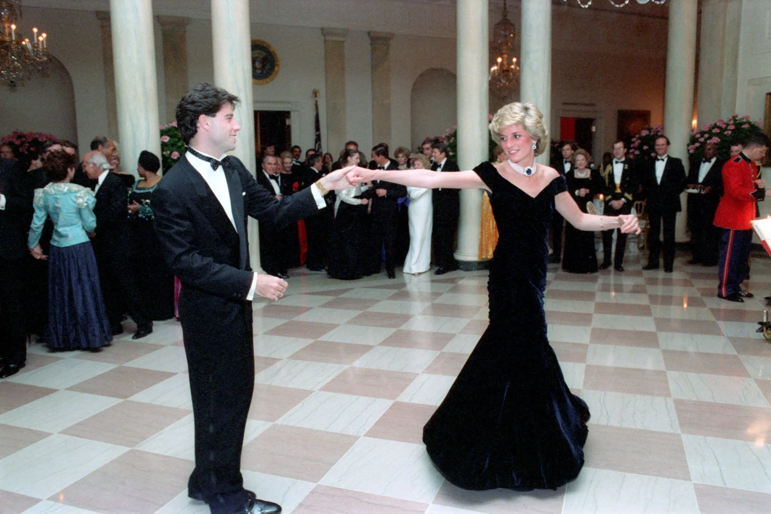 Rochia „Travolta” purtată de prințesa Diana la Casa Albă va fi scoasă la licitație