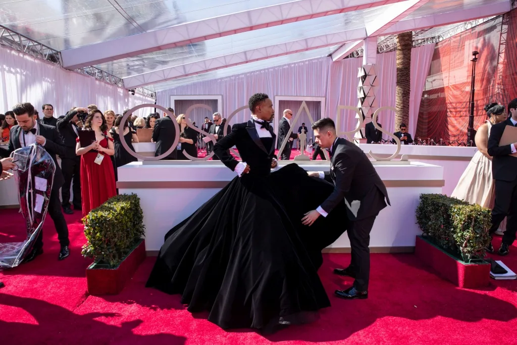 Cum a apărut Billy Porter îmbrăcat la Gala Premiilor Oscar 2019! I-a lăsat pe toţi cu gura căscată