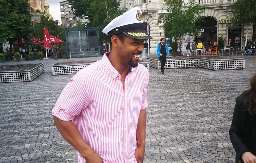 Una dintre cele mai cunoscute figuri ale reclamelor americane e în România. Actorul Isaiah Mustafa: “Ce frumoasă viață de noapte are Bucureștiul!”