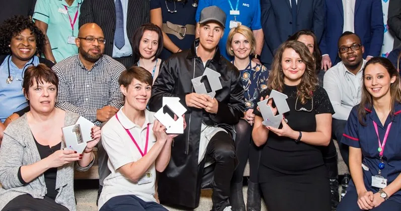 Justin Bieber face echipă cu corul NHS pentru cursa numărul unu de Crăciun