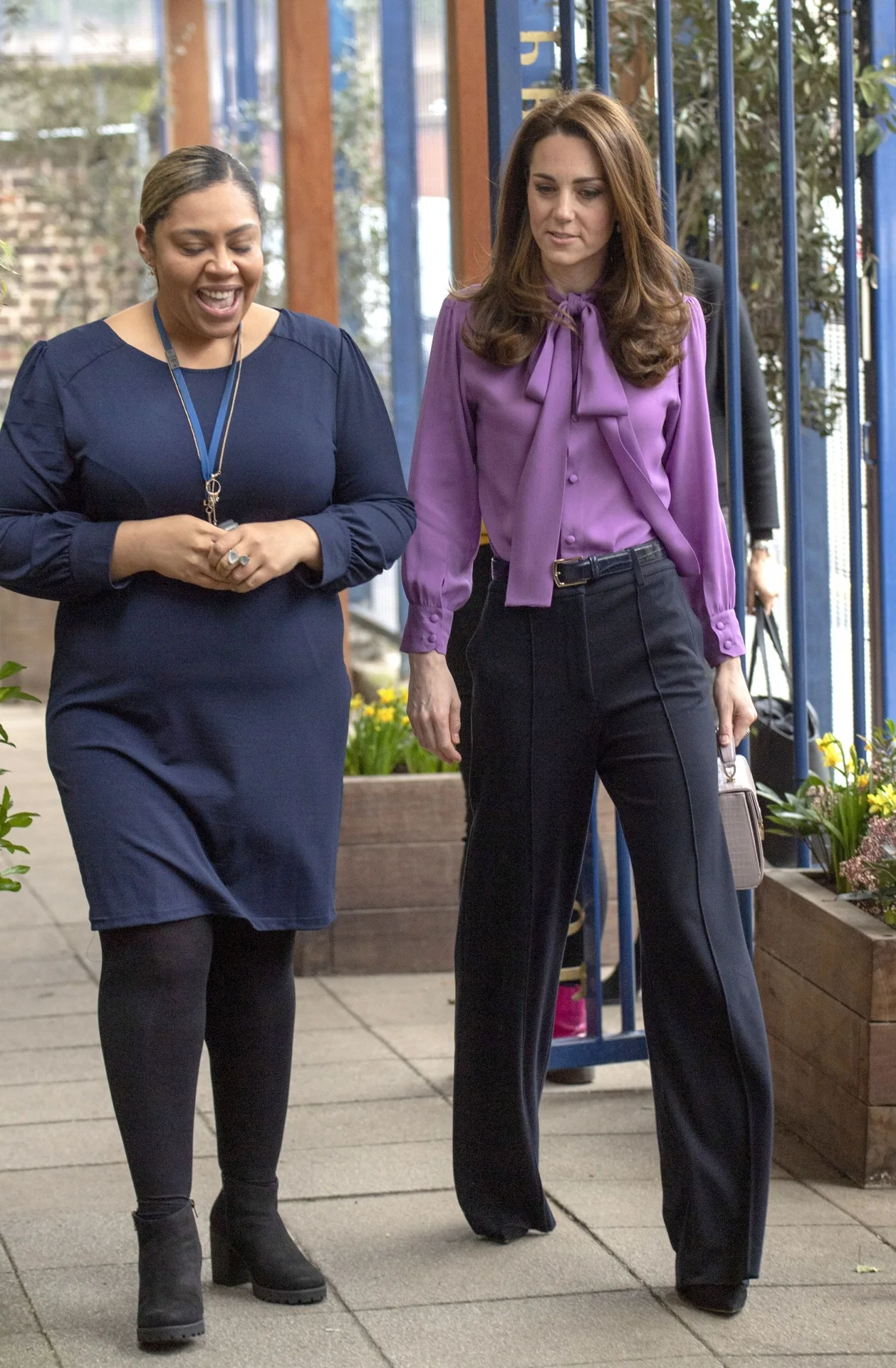 Kate Middleton, greşeală vestimentară? Cum a purtat o bluză Gucci, model ”pussy-bow”