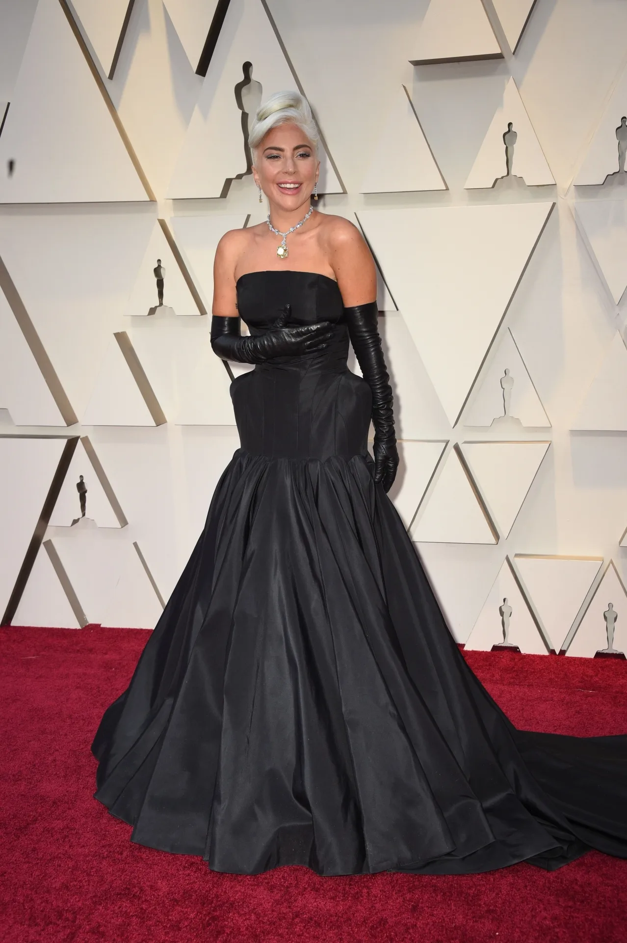 Lady Gaga i-a fermecat pe toţi la Premiile Oscar 2019! Ce rochie a purtat artista