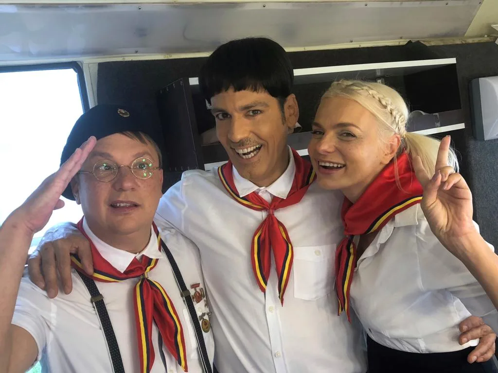 Ștefan Bănică și Marius Florea Vizante îmbracă din nou uniforma de pionier, în serialul „Liber ca pasărea cerului” | FOTO