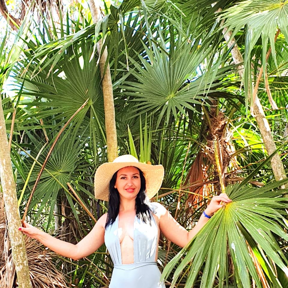 Mirela, de la Insula Iubirii, în cel mai minuscul costum de baie
