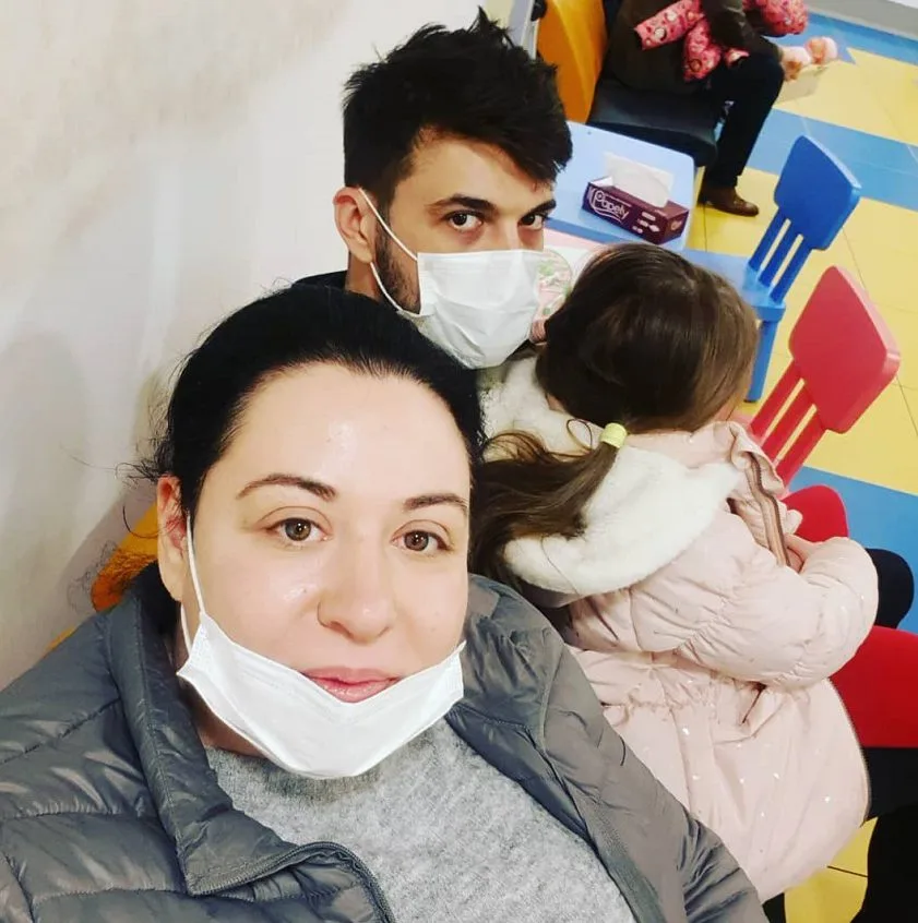 Oana Roman și Marius Elisei au ajuns din nou cu fetița la spital. „Sperăm ca totul să fie bine”