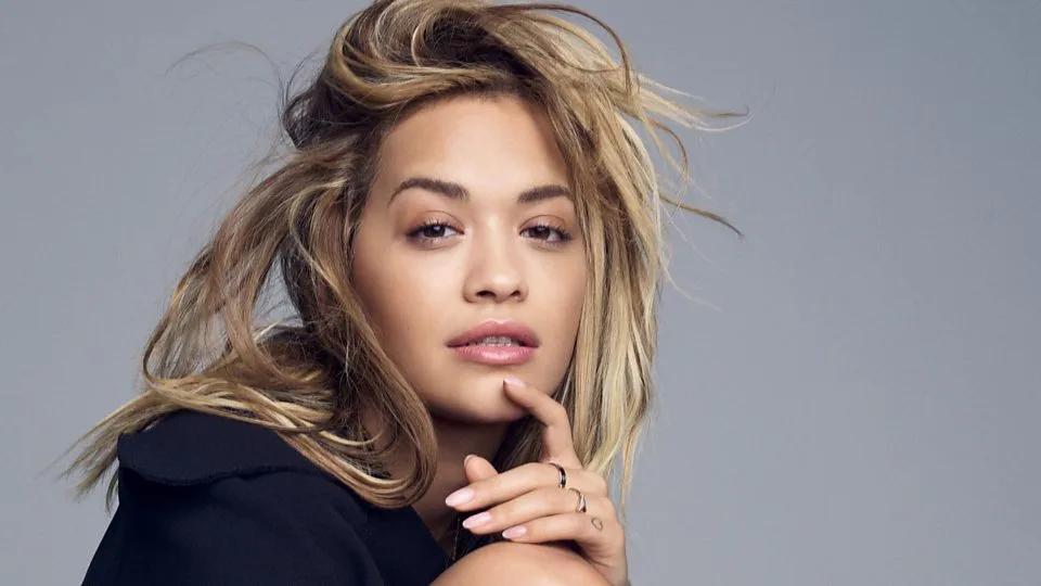 Albania – Cântăreața pop Rita Ora se implică în construcția unei case pentru o familie afectată de cutremur