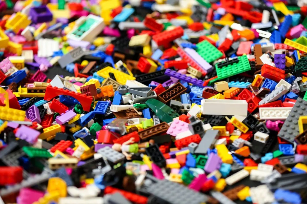 Lego vrea să renunțe la pungile din plastic, după ce copiii au cerut o schimbare