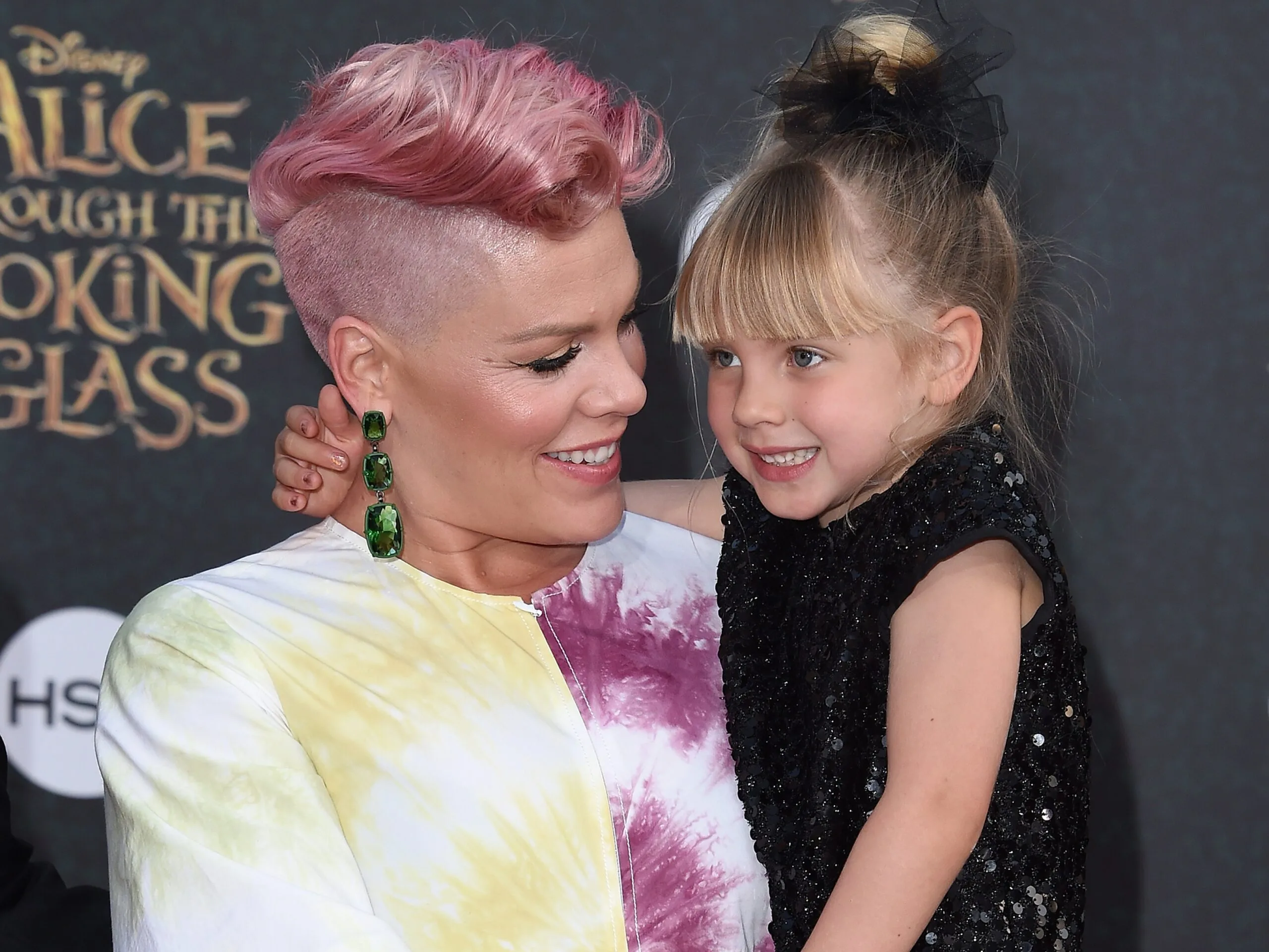 Pink a lansat o nouă melodie de succes, împreună cu fiica sa, Willow: „Cover Me In Sunshine”