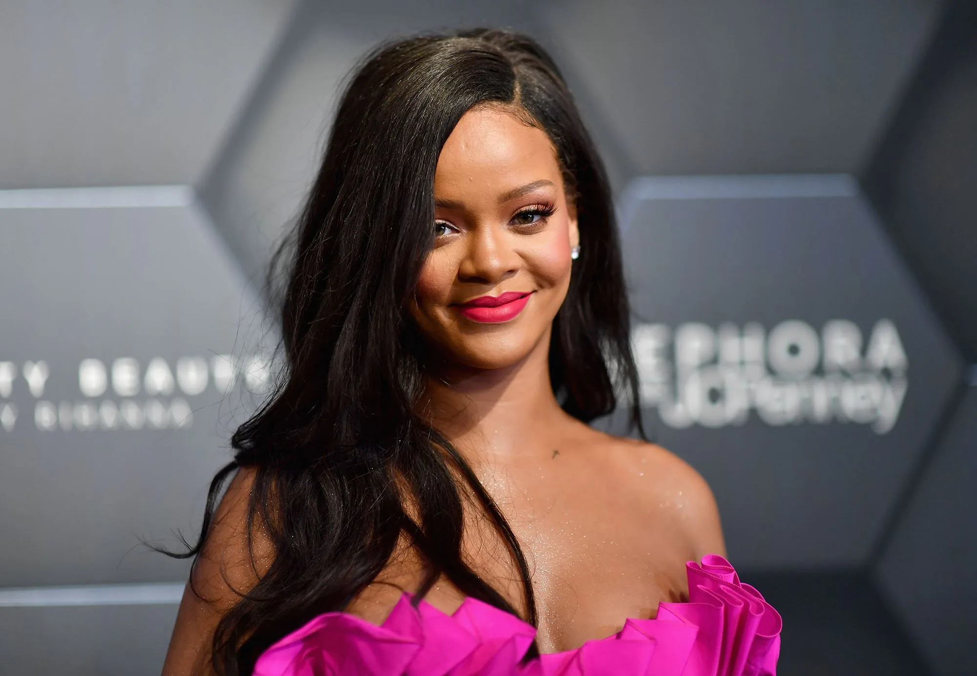 Rihanna, cea mai bogată cântăreață din America. Cum e reușit artista să adune suma imensă