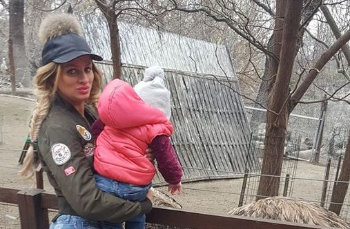 Ce spune Sânziana Buruiană despre faptul că-și alăptează fetița la trei ani. „Niciodată nu am încercat să opresc asta” | FOTO