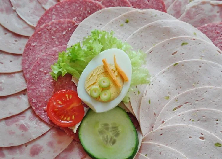 Românii nu citesc eticheta produselor pe care le consumă. La ce pericole ne putem expune