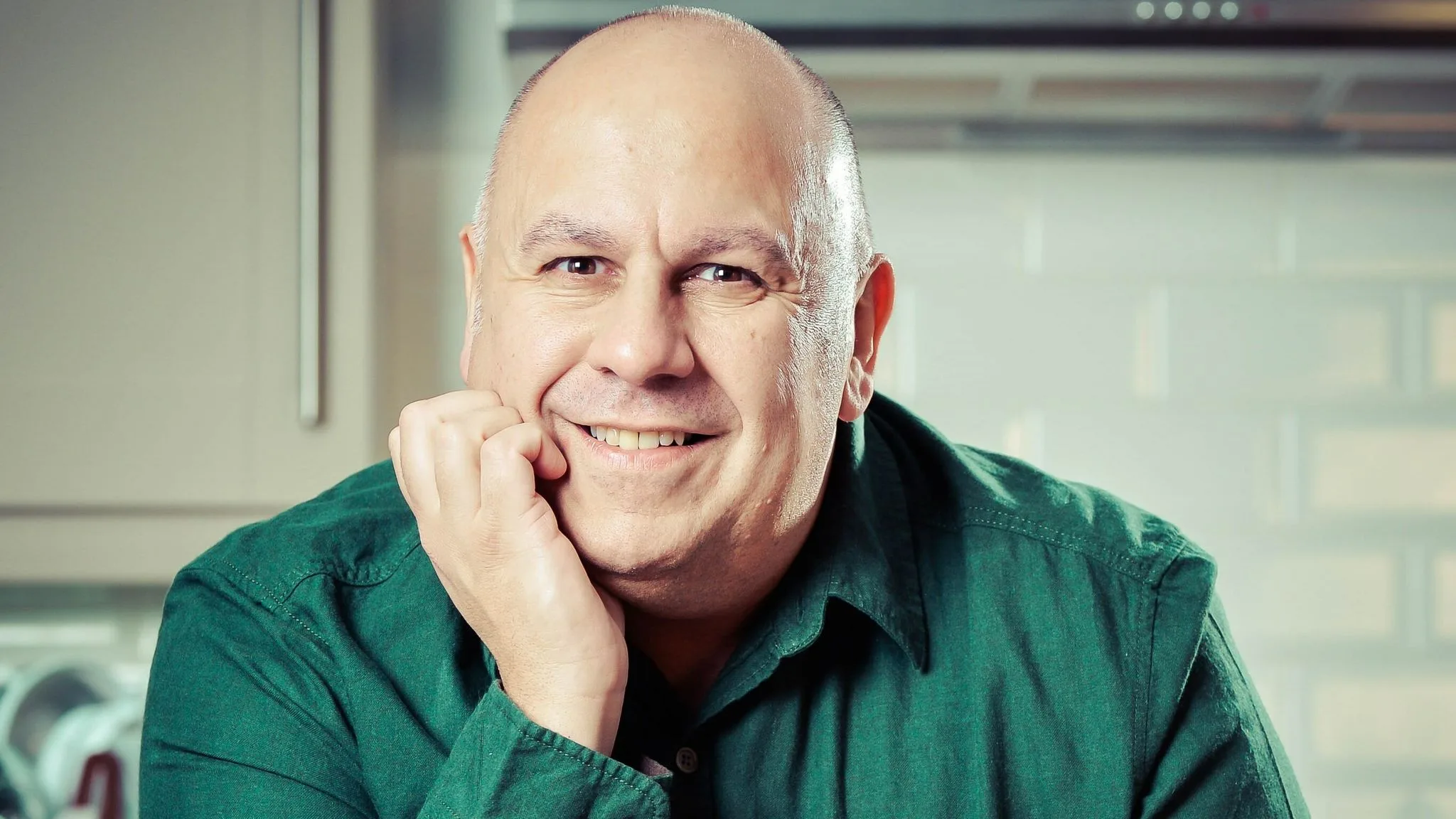 Fostul finalist al emisiunii britanice Bake Off, Luis Troyano, a murit la 48 de ani