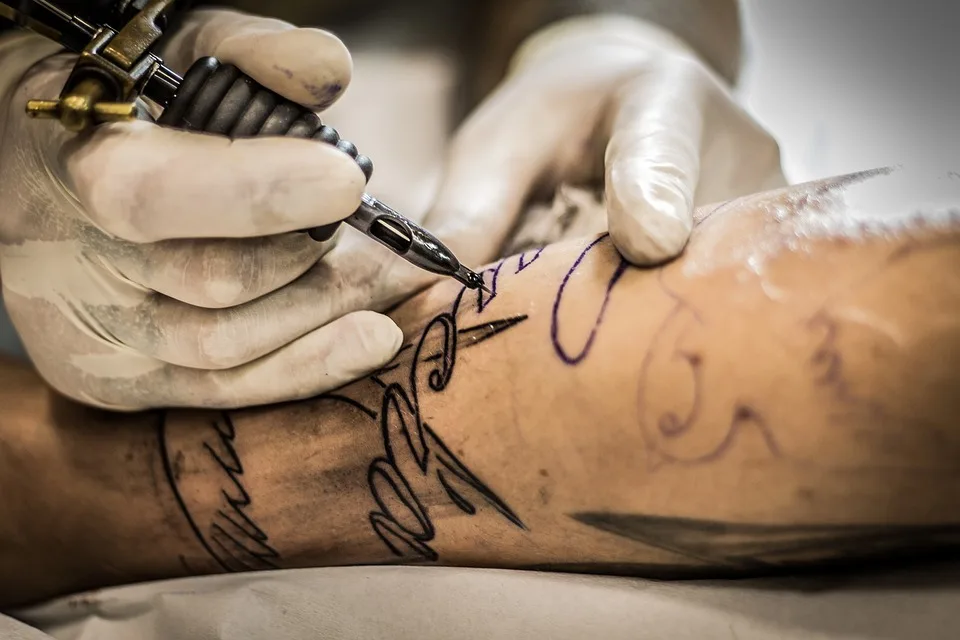 Un tatuaj aproape a adus moartea unei tinere de 20 de ani: „Groaznic, a trebuit să îl opresc deoarece mă durea mult prea tare”