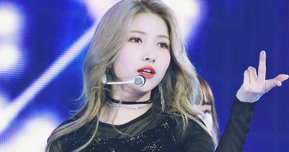 Celebritatea K-pop Sowon, își cere scuze pentru imaginea cu un „manechin nazist”