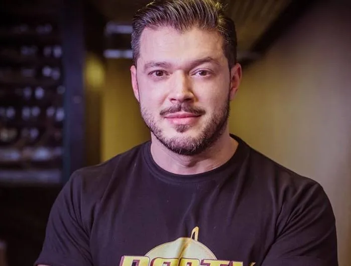 Ce a pățit Victor Slav acasă la mama sa. „Un fleac, m-a ciuruit!”