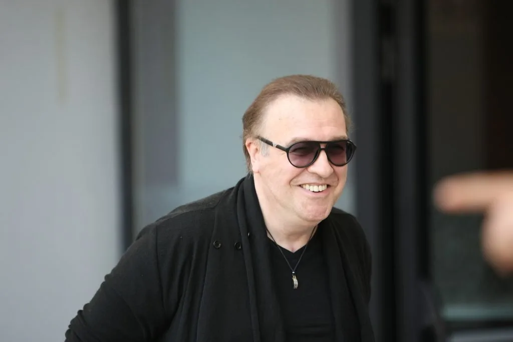 Rămas fără VH2, Gabriel Cotabiță cântă cu un Holograf! Prietenul lui, Mugurel Vrabete, i-a dat o piesă compusă de el
