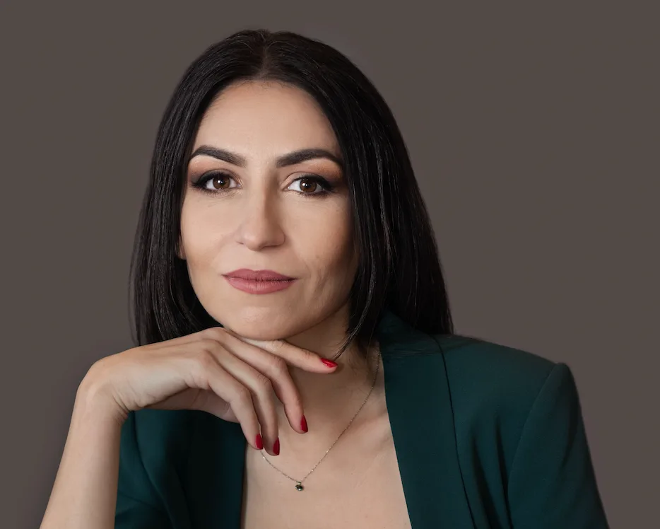 “PRINȚESA OCHELARILOR” L-A AJUTAT PE FOSTUL SOȚ MILIONAR SĂ FACĂ ȘI MAI MULTĂ AVERE DIN ARTĂ.