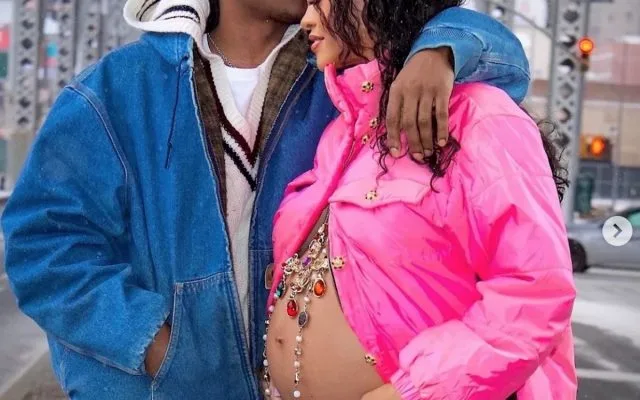 Rihanna este însărcinată.