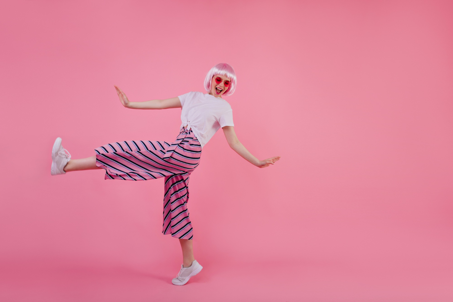 Pantalonii largi – piesa vestimentara must-have al anului 2022