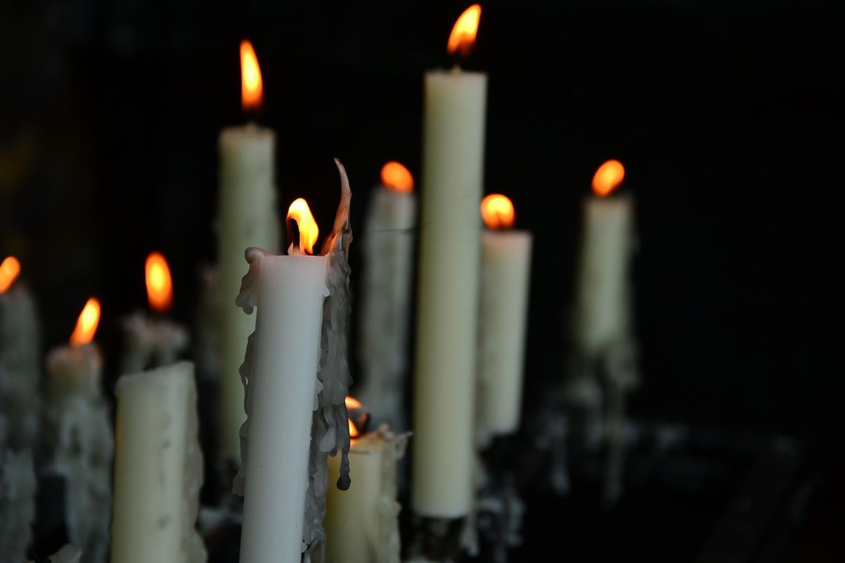 Transportul invitaților la înmormântare, dar și al coroanelor și jerbelor, în atribuțiile unei firme de pompe funebre din Vâlcea