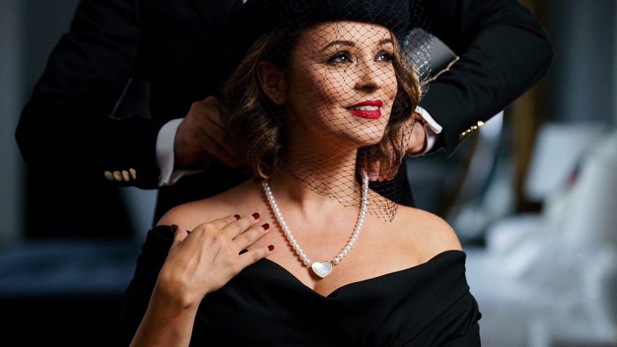 Cum accesorizezi o rochie de seară – bijuterii care te pun în valoare