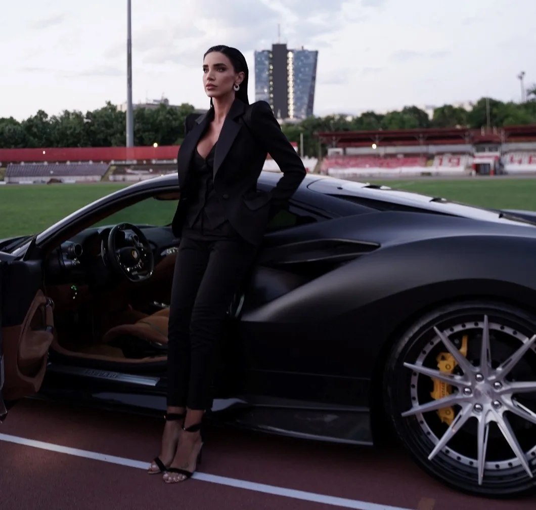 Adelina Pestrițu este „Scumpă foc” în noul videoclip al lui Smiley și JUNO