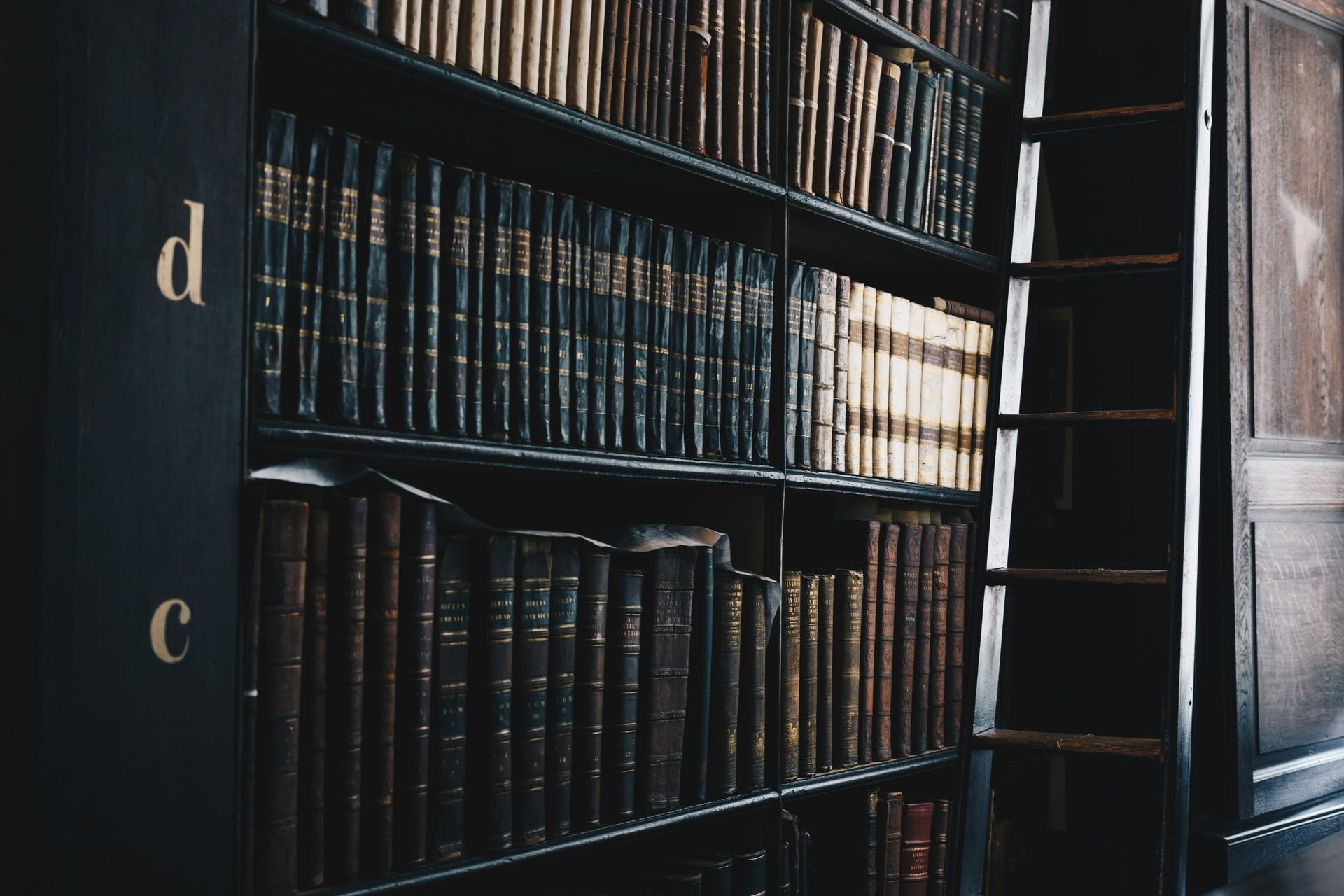 Ai multe cărți în bibliotecă pe care nu le mai folosești? Iată ce poți face cu ele!
