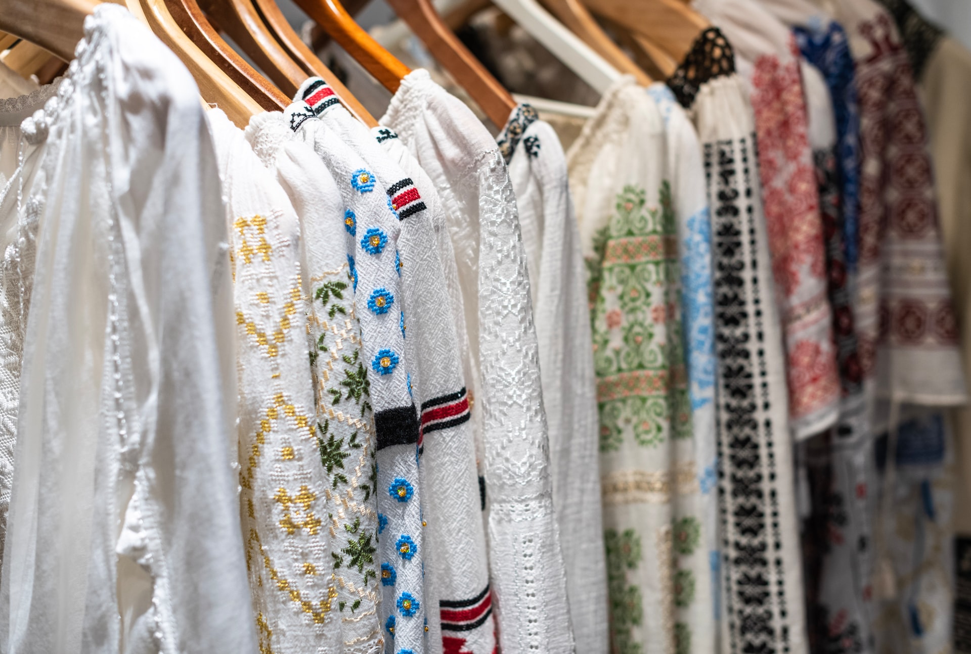 4 cele mai moderne modele de bluze – ce se poartă vara aceasta?