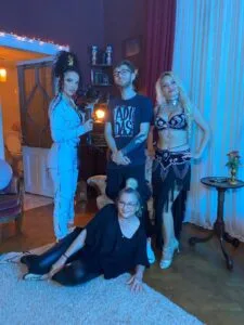 Aura B. cu mama si colaboratori