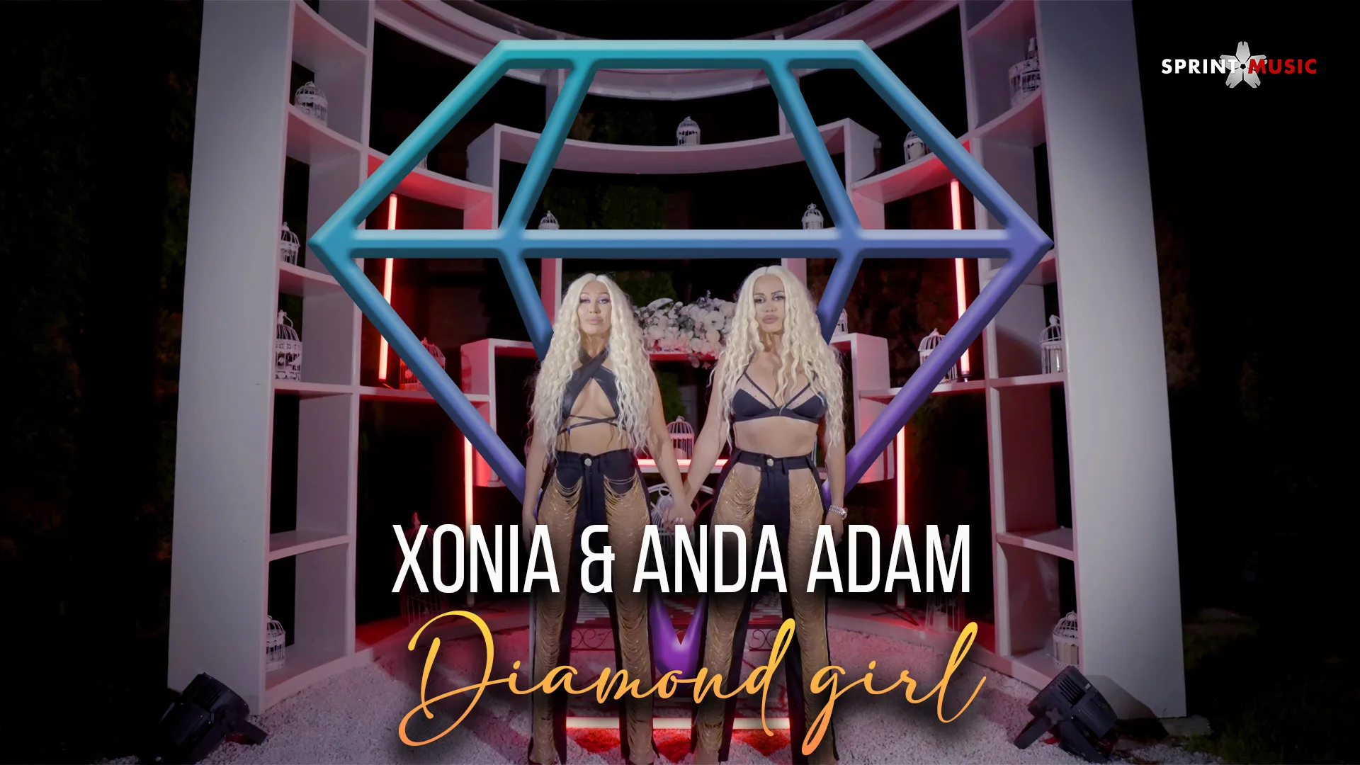 Cât de bine arată și seamănă Xonia și Anda Adam! Parcă ar fi gemene! Cele două lansează “Diamond Girl”