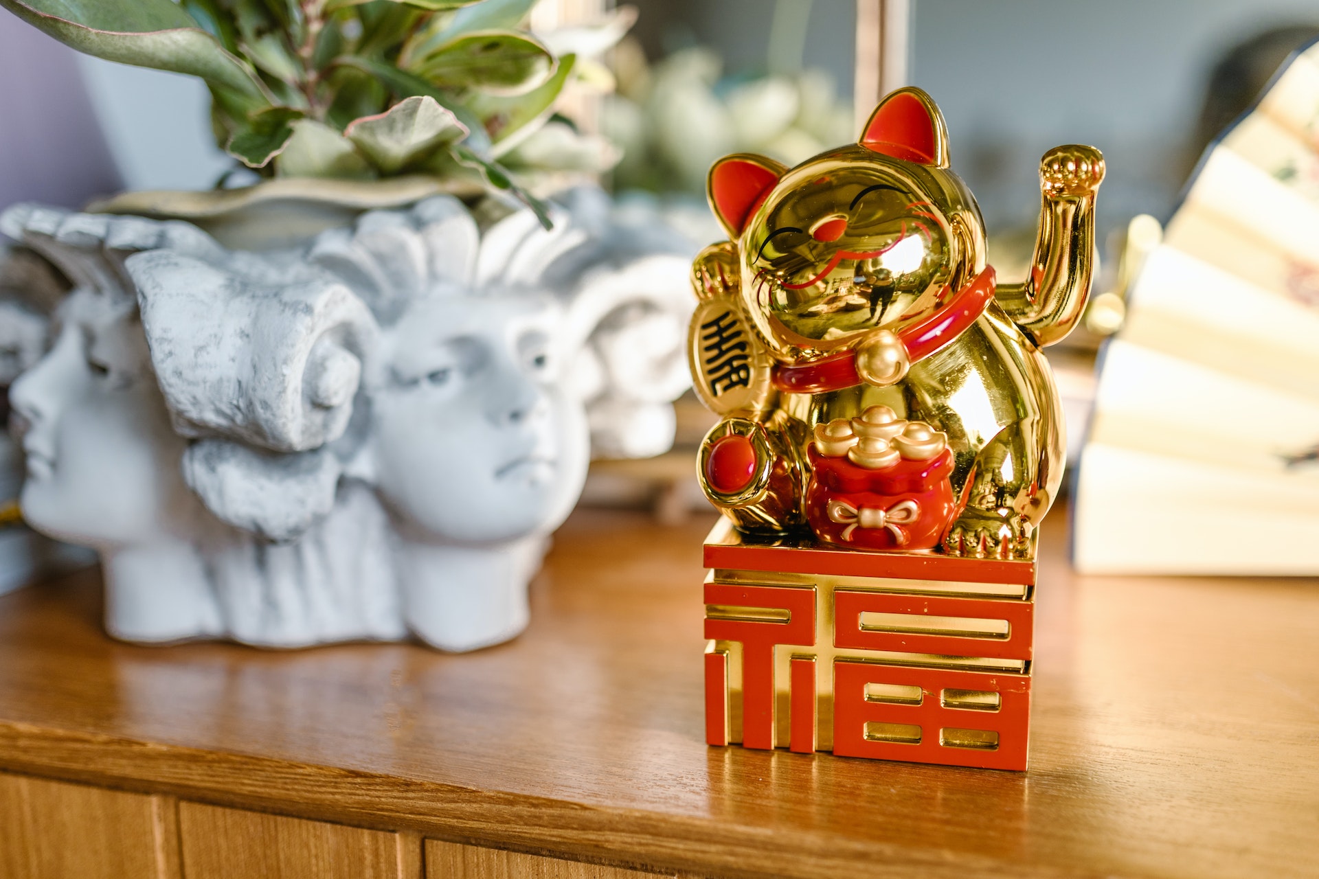 5 simboluri și obiecte feng shui care atrag bogăția în casa ta