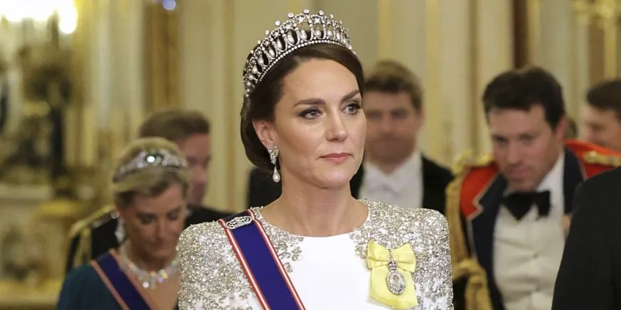 Kate Middleton și noul ei semn din cap către Lady Di