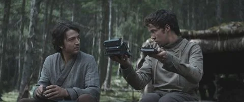 lr cassian andor diego luna și karis nemik alex lawther în lucasfilm's andor, exclusiv pe disney ©2022 lucasfilm ltd tm toate drepturile rezervate