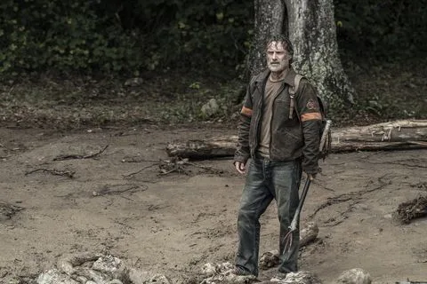 rick mortul care merge andrew lincoln ca rick grimes the walking dead sezonul 11, episodul 24 credit foto curtis bonds bakeramc