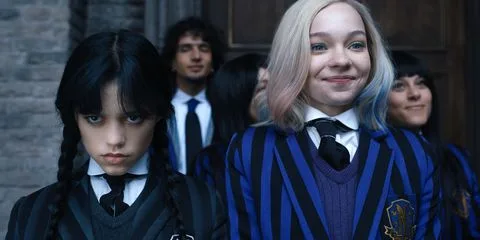 miercuri-sezonul 2 Wednesday l to r jenna ortega ca Wednesday Addams, Emma Myers ca Enid Sinclair în episodul 102 din Wednesday cr prin amabilitatea netflix © 2022