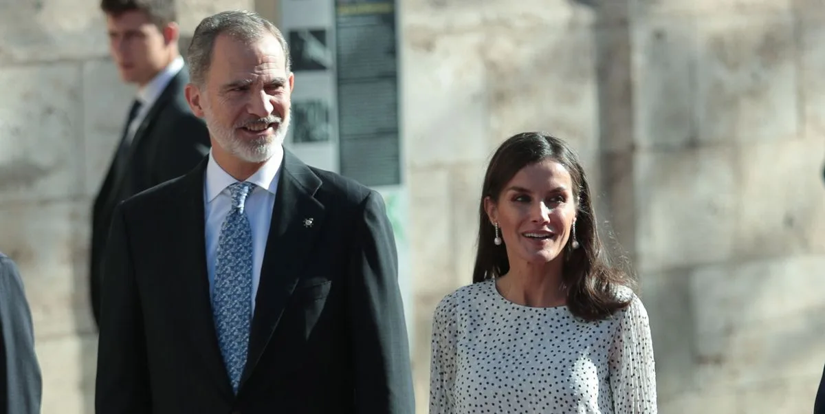 Letizia le arată totul cu transparența rochiei sale