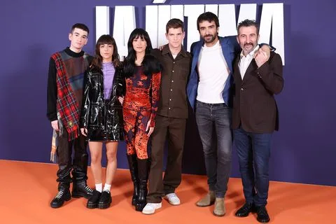 Distribuția serialului „La última” la premieră, cu Aitana și Miguel Bernardeau distribuția serialului „ultimul” în premieră, cu aitana și miguel bernardeau