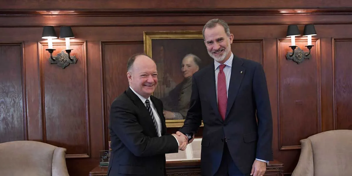 Regele Filip glumește cu colegii săi de clasă din Georgetown