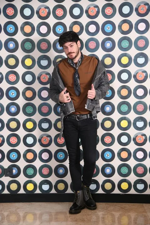 Luis Cepeda pozează cu cea mai bună modă bărbătească cântăreața joacă în „gente con estilo” de zece minute