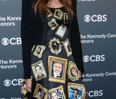 Julia Roberts într-o rochie imprimată cu chipurile lui George Clooney