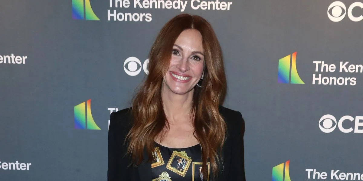 Julia Roberts îl onorează pe George Clooney cu rochia ei rară