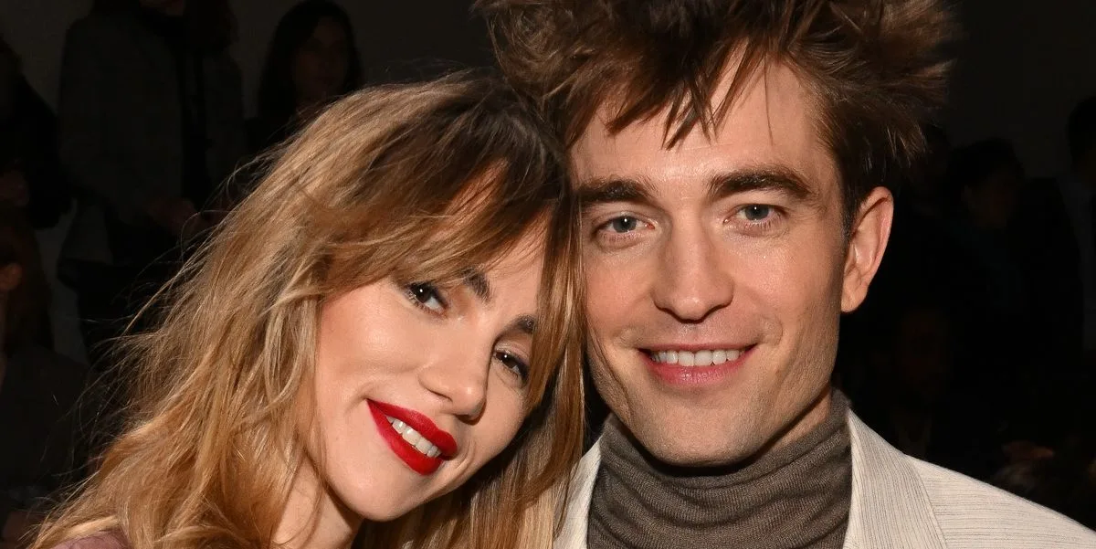 Robert Pattinson și Suki Waterhouse pozează împreună pentru prima dată