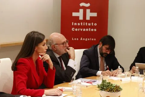 Regina Letizia, într-un costum și o haină roșii în timpul vizitei sale la Institutul Cervantes din Los Angeles
