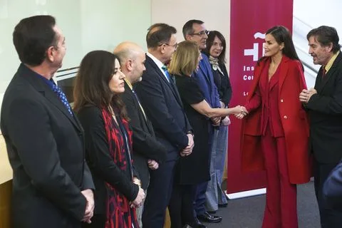 Regina Letizia, într-un costum și o haină roșii în timpul vizitei sale la Institutul Cervantes din Los Angeles